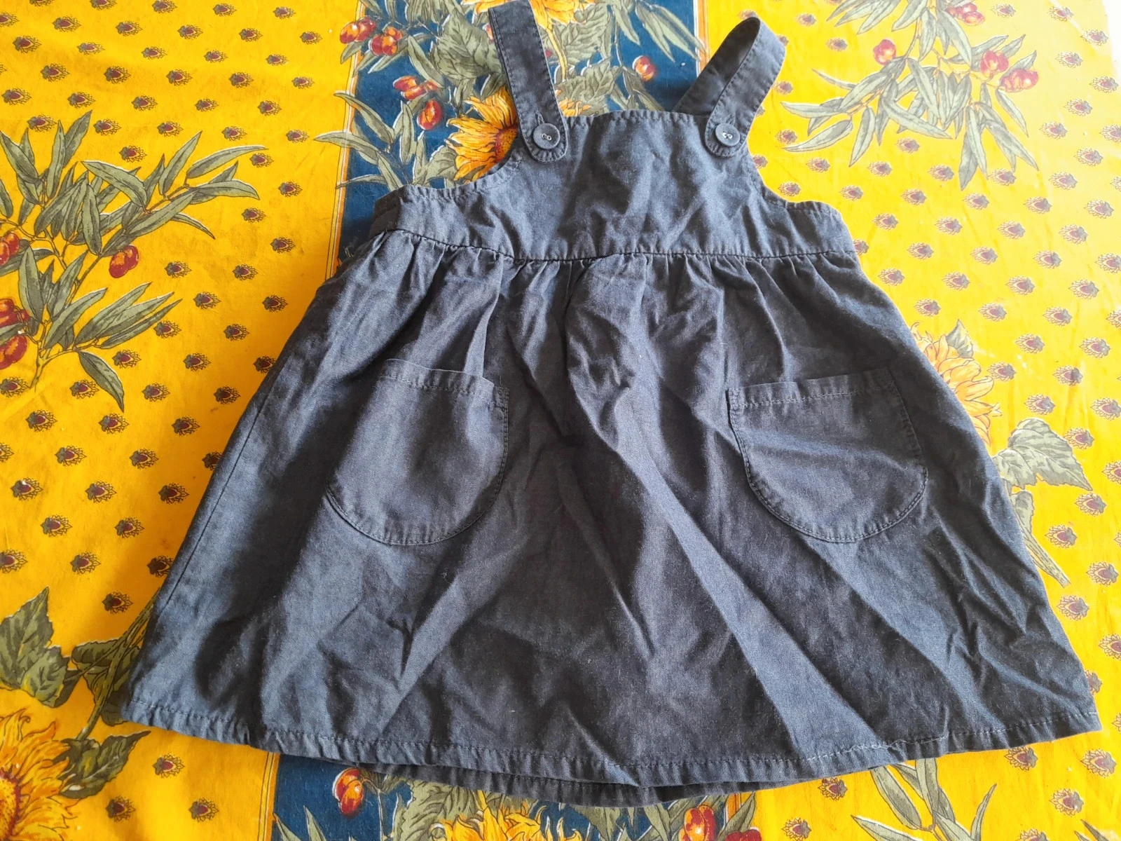 lote de 3 vestidos e 2 tops 18 meses – photo 2